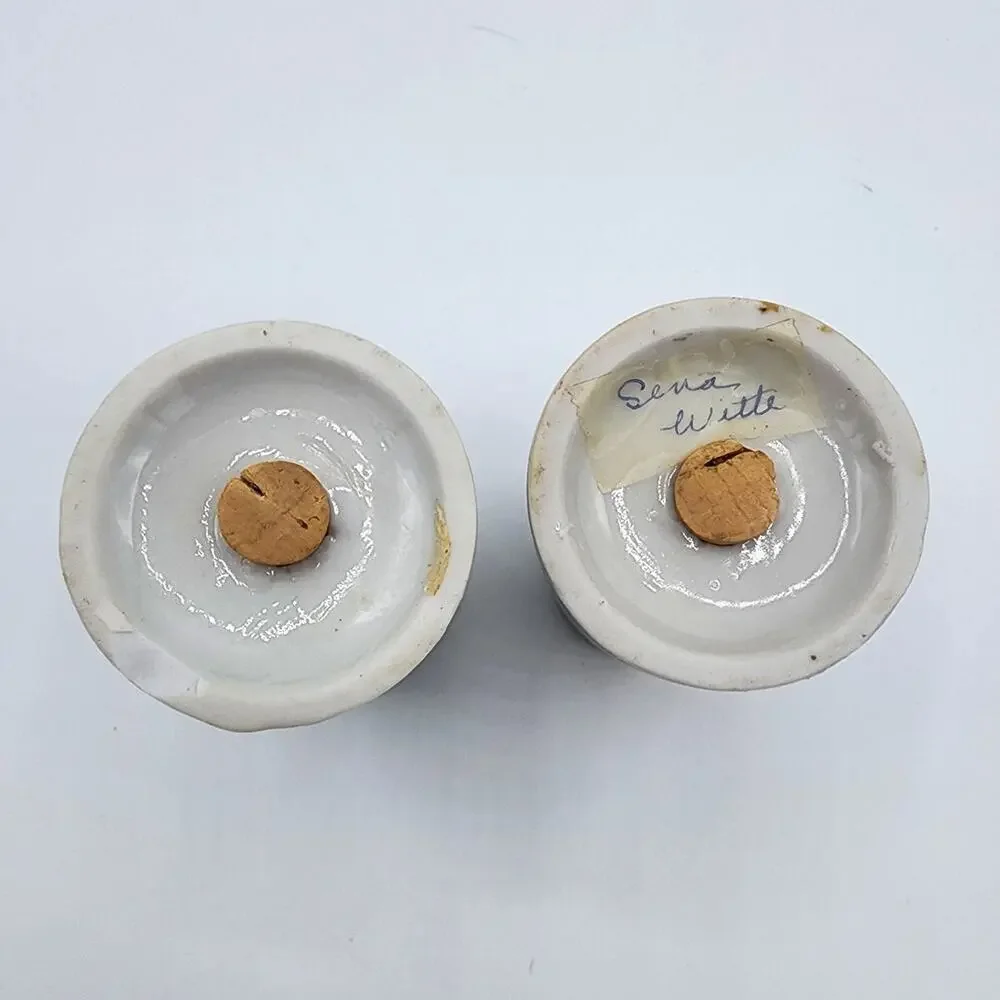 Vintage Set of 2 Thrifco Ceramic Souvenir State of Oregon Salt & Pepper Shakers